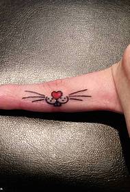 Uzorak mačke tetovaže na prstu