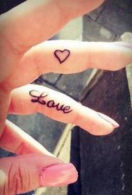 Vacker och vacker tatuering på fingret