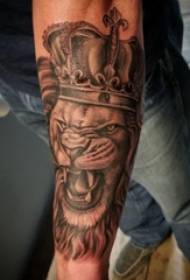 獅子王紋身男武器上黑灰色獅子王紋身圖片