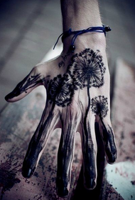 Uwekaji wa tattoo ya dandelion