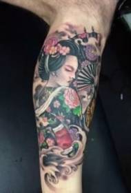 um grupo de desenhos de tatuagens de gueixas japonesas com um braço grande