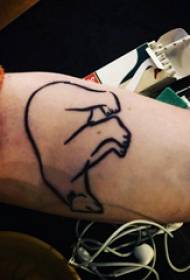 Meškiuko tatuiruotės berniuko ranka ant juodos meškos tatuiruotės paveikslėlio