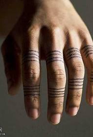 Modello di tatuaggio a linea singola con anello per dito
