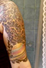 Fille de planète de tatouage peinte sur le bras de la planète image de tatouage