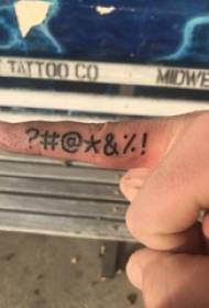 Minimalistic finger tat-tatwaġġ tal-istudent maskili saba fuq stampa tat-tatwaġġ tas-simbolu iswed