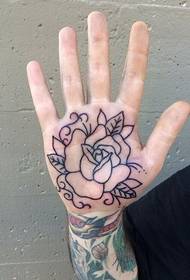 Beau motif de tatouage rose sur la paume