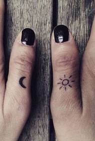 Девојче прст убава мала свежа шема на тетоважи
