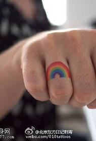 Fermoso patrón de tatuaxe de anel pequeno arco iris