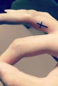 Tatuatge de creu molt bonic dels dits