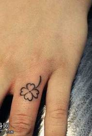 Modello di tatuaggio dito piccolo trifoglio