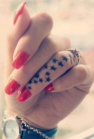 Mažos žvaigždės tatuiruotė ant moters piršto