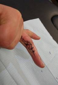 Dito del ragazzo del tatuaggio del picco della collina sull'immagine nera del tatuaggio della montagna
