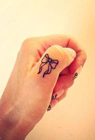 Tatuagem de dedo bonito e bonito