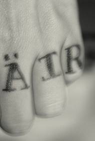 Mužský prst černé písmeno tetování obrázek