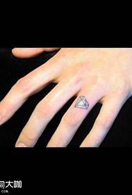 Узорак за прстење дијаманта прстом