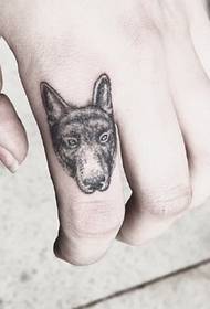 Tuhma sormi pienen eläimen tatuointi