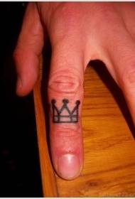 Palec piękna czarna korona wzór tatuażu