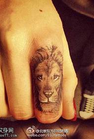 手指上精美的狮子头纹身图案