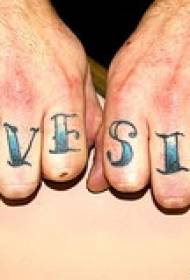Palec niebieski alfabet angielski wzór tatuażu