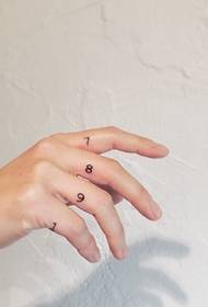 Patrón de tatuaje creativo simple de dedo