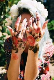 Krásné růžové tetování vzor s rukama