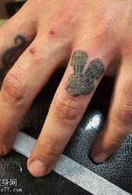 手指上的麦克风纹身图案