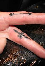 Специальная татуировка со стрелкой на пальце