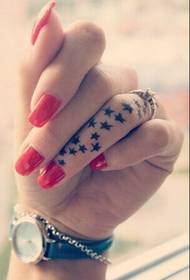 Flicka finger vacker vacker stjärna tatuering bild
