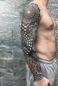 Model i tatuazhit të krahut të errët të stilit të errët