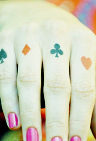 Γυναίκα τατουάζ πόκερ δάχτυλο