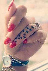 Különleges csillag tetoválás minta az ujján