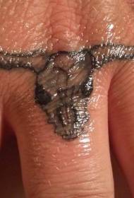 Härän kallon tatuointikuvio sormella