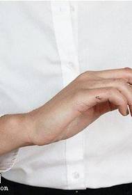 Татуировка маленького персонажа на пальце