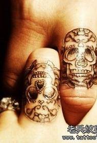 Een foto van een cool tattoo-kunstwerk met vingerbloemen