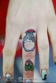 Modèle de tatouage d'anneau totoro mignon