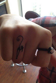 Tatuaggio gatto totem tendenza piccola donna dito