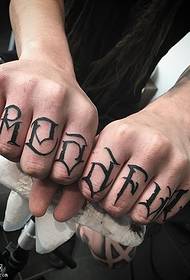 Cvjetni uzorak tetovaže na prstu