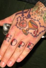 Copa de viño de pegada cruzada de man e patrón de tatuaxe con letra de dedo