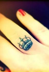 Vacker liten krona tatuering på fingret
