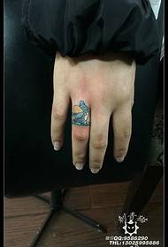 Totoro uzorak tetovaže na prstu