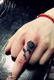 Vinger zwarte roos tattoo patroon