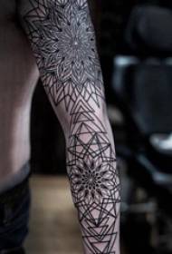 Braç estudiant tatuatge de l'element geomètric en una imatge de tatuatge de vainilla geomètrica negra