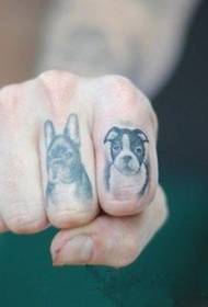 Söt liten djur tjej finger tatuering