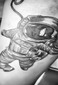 Астронавт тату-суреттерінің үлгісіндегі ер есек, қара сұр астронавттың тату-суретіндегі сурет