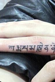 Татуировка маленьким и индивидуальным пальцем на санскрите