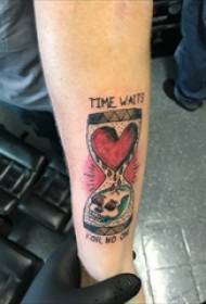 Hourglass Tattoo, péinteáilte pictiúr tattoo ghloine uair an chloig ar lámh an bhuachalla