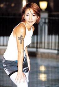 Кинеска тетоважна звезда Лин Ксиаопеи на црној геометријској слици за тетоважу