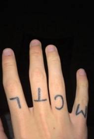 Dito tatuato della ragazza di alfabeto inglese della mano sull'immagine piacevole del tatuaggio di alfabeto inglese