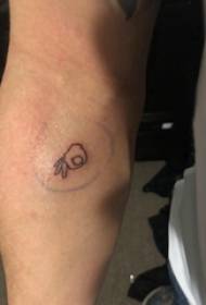 Braç del noi del patró del tatuatge gestual sobre una imatge de tatuatge gestual