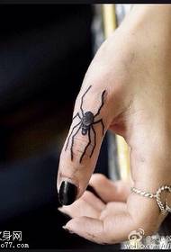 Padrão de tatuagem de aranha no dedo